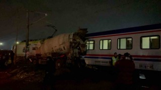 Tekirdağda yolcu treni beton mikseri ile çarpıştı