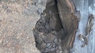 Temizlik kamyonunun geçişi esnasında yol çöktü