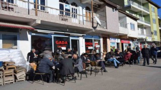 Tercanda zemheri ayında vatandaşlar güneşli havanın tadını çıkarıyor