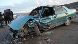 Ticari taksi ile kafa kafaya çarpışan Tofaş paramparça oldu: 1 yaralı