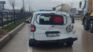 Tır, kırmızı ışıkta bekleyen araca çarptı: 3 yaralı