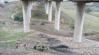 Tır viyadükte asılı kaldı: Sürücü metrelerce yükseklikten aşağı düştü