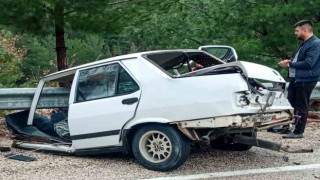 Tırla çarpışan Tofaş ortadan ikiye ayrıldı: 1i ağır 2 yaralı