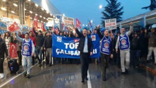 Tofaş işçisi yağmur çamur demeden nöbete devam ediyor