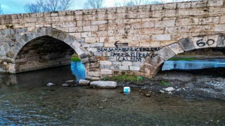 Tokatta 2 bin yıllık tarihi köprüye sprey boyalı saygısızlık