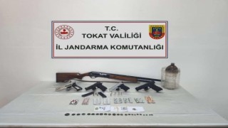 Tokatta bir ikamette çok sayıda tarihi sikke ve uyuşturucu madde ele geçirildi