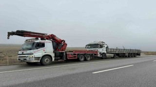 Toz şeker yüklü tır refüje girerek devrildi, 2 kişi yaralandı