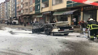 Trabzonda araç sokak ortasında alev alev yandı