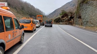 Trabzonda heyelan nedeniyle Santa Yolu ulaşıma kapandı