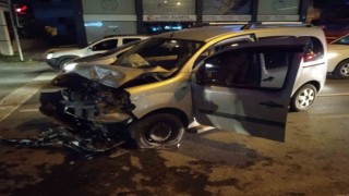 Trafik ışıklarında araçları hurdaya çeviren kazada yaralanan olmadı