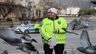 Trafik polisi küçük çocukla güvercinleri yemledi, görüntüleri yürekleri ısıttı