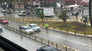 Trafikte arızalanan aracın yardımına polis ekipleri yetişti