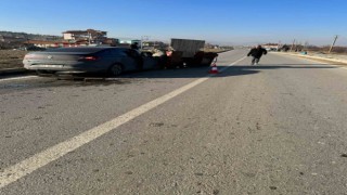 Traktörün ortadan ikiye bölündüğü kazada 5 kişi yaralandı