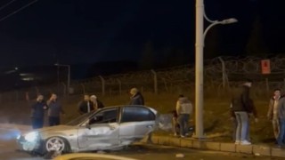Trambüs hattı direğine çarpan otomobil ikiye bölündü: 3 yaralı