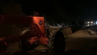 Tuncelide dağdan kopan devasa kayalar, yolu trafiğe kapattı