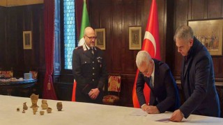 Türkiyeden kaçırılan 10 toprak eser Türk yetkililere teslim edildi