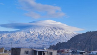 Türkiyenin çatısı Ağrı Dağı buluttan şapkasını taktı