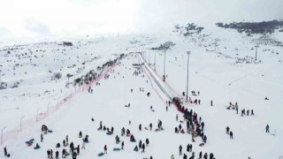 Türkiyenin en ekonomik kayak merkezi, vatandaşların akınına uğradı