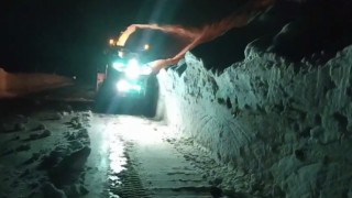 Turuncu elbiseliler gece iş başında: 3 metrelik karlı yolu açma çalışması