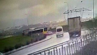 Tuzlada İETT otobüsü park halindeki kamyona çarptı: 5 yaralı