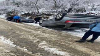 Uludağ yolu çarpışan otomobil pistine döndü, kimileri mahsur kaldı