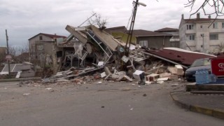 Ümraniyede metro çalışması sırasında caddede çökme meydana geldi. Çökmenin meydana geldiği alanda bir bina çökme tehlikesine karşı boşaltıldı.