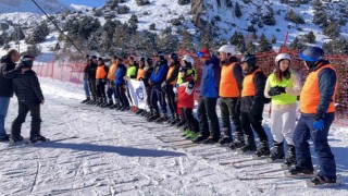 Üniversite öğrencilerine kayak dersi