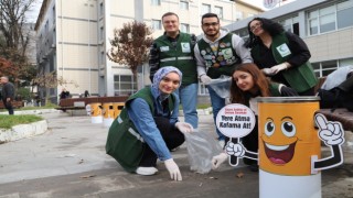 Üniversiteliler kampüste sigara izmariti topladı