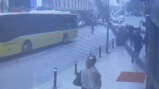 Ünlü oyuncu Halil Ergünün kaza yaptığı anlar kamerada: Ayağı gaz pedalına sıkışınca ölümden döndü
