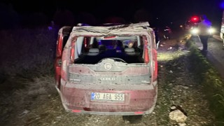 Uşak'ta hafif ticari araç ile minibüsün çarpışması sonucu 3 kişi yaralandı