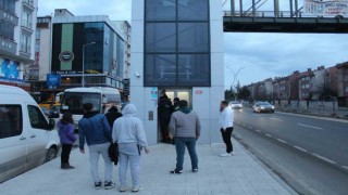 Üst geçit asansöründe mahsur kalan kadını itfaiye kurtardı