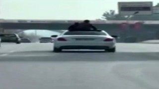 Üstü açık otomobilde tehlikeli yolculuk