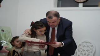 Vali amcasından evde öğrenim gören minik Nursimaya karne sürprizi