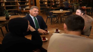 Vali Aslan, millet kıraathanesinde gençlerle sohbet etti