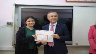 Vali Çeber, depremzede öğrencilere karnelerini dağıttı
