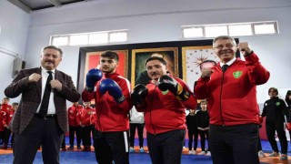 Vali Çiçek: ”Spor okullarıyla gençlerimizi yalnız bırakmayacağımızın haykırışını ortaya koyuyoruz”