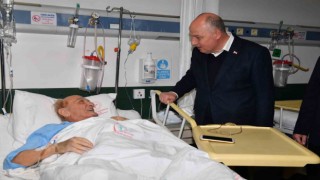 Vali Coşkun yeni yılı görevi başında karşılayan personel ve hastaları ziyaret etti