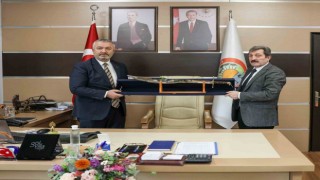 Vali Dağlıya kılıç hediyesi