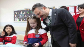 Vali Hüseyin Aksoy ara tatile giren öğrencilerle bir araya geldi