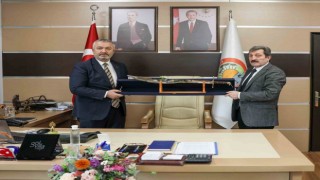 Vali Tavlıya kılıç hediyesi