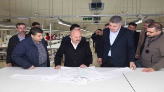 Vali Varol, tekstil fabrikalarında incelemelerde bulundu