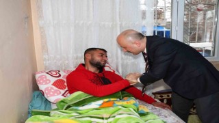 Vali Varol, yaralı askeri evinde ziyaret etti