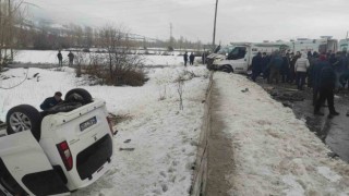 Vanda iki kamyonet çarpıştı: 7 yaralı