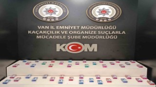 Vanda kaçak cep telefonu ve elektronik sigara ele geçirildi