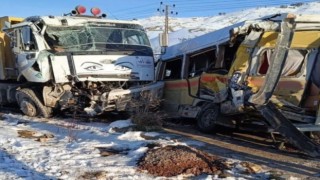 Vanda kamyon ile minibüs çarpıştı: 11 yaralı