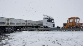 Vanda kar yağışı kazaları beraberinde getirdi