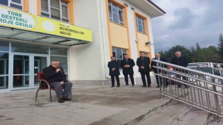 Vefat eden öğretmen için okulda lokma hayrı ve dua programı