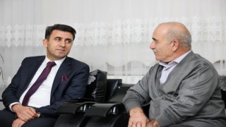 Vefat eden şehit babasının ailesini ziyaret etti