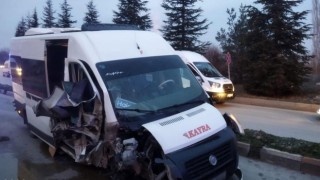 Viraja hızlı giren işçi servisi ağaca çarptı, 12 kişi yaralandı