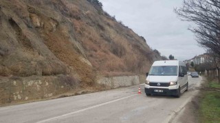 Yağış sonrası karayolunda toprak kaymaları yaşanıyor